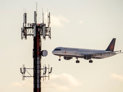 January 20, 2022, Toronto, on, Canada: An Air Canada jet flies past a cell phone tower as it comes in to land at Pearson Airport in Toronto on Thursday January 20, 2022.
  (Foto de ARCHIVO)
20/01/2022