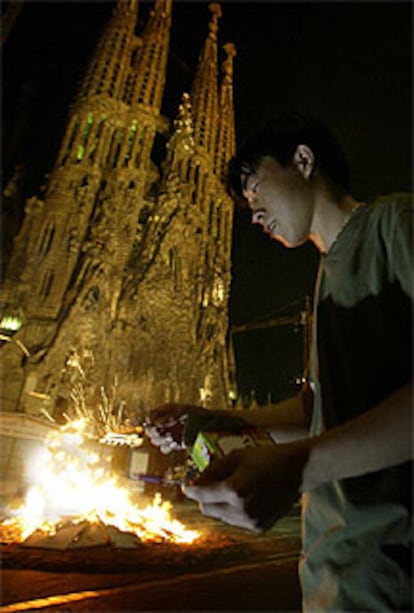 Una hoguera de Sant Joan, ayer, ante el templo de la Sagrada Família de Barcelona.