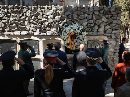 La delegación del Gobierno en Cataluña homenajea al general Escobar en el cementerio de Montjuïc.