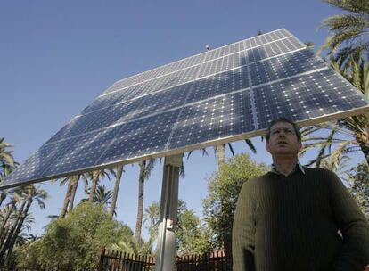 Joan Durá, director del colegio El Palmeral, de Elche, ante las placas solares instaladas en el centro.