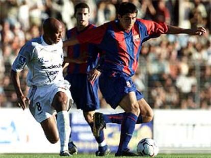 Riquelme con el balón, acosado por un jugador del Grenoble.