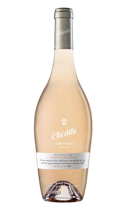 Rosado gastronómico. Llega al mercado el tercer vino nacido de la colaboración entre Julián Chivite y la familia Arzak. Se trata de un vino rosado de producción limitada y numerada, de la que se han elaborado 2.114 botellas y 226 mágnum, de la Finca de Legardeta, en Tierra Estella (Navarra). Chivite Las Fincas Rosado Fermentado en Barrica 2018 está elaborado con uva garnacha tinta. De color rosa salmón, en nariz presenta compleja paleta aromática, que va desde la fruta blanca a notas tostadas y especiadas. En boca es graso y persistente. Precio: 24,90 euros. 