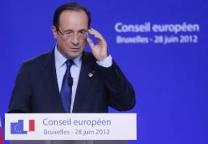 El presidente francés Francois Hollande ofrece una rueda de prensa ayer después del primer día en la cumbre de la Unión Europea en Bruselas (Bélgica).