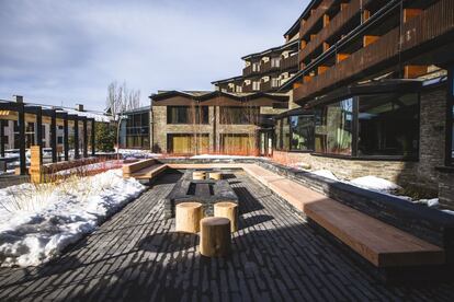 Este alojamiento comienza la temporada con dos grandes novedades. Ha ascendido a la categoría cinco estrellas y ha firmado un acuerdo con el chef Andrea Tumbarello, tras el que se ha creado un nuevo espacio gastronómico. El hotel, situado a 300 metros de la estación de esquí andorrana, cuenta con 150 habitaciones y un spa.
Precio: desde 296 euros.
