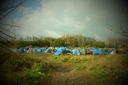 Cada día, numerosos camiones salen desde Calais, un pueblo de 75.000 habitantes localizado en la costa norte de Francia, hacia el Reino Unido. Se ha convertido en centro de interés para los cerca de 3.000 inmigrantes procedentes principalmente de Afganistán, Siria, Eritrea y Sudán, que sueñan con pasar al otro lado del canal de la Mancha. Los inmigrantes se ven obligados a acampar en los espacios abandonados y lo más cerca posible de la carretera, con el fin acceder a los camiones de manera clandestina. Dado el endurecimiento de las medidas de seguridad cerca del puerto, en los últimos meses se ha producido un aumento en el número de campamentos fuera de Calais.