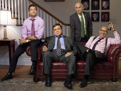 Mark Consuelos, John Goodman, Matt Malloy y Clark Johnson interpretan a cuatro senadores en 'Alpha House'.