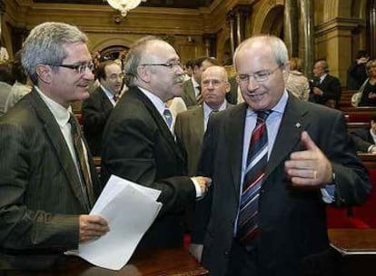 Joan Saura y Josep Lluís Carod Rovira conversan con el presidente de la Generalitat, José Montilla.