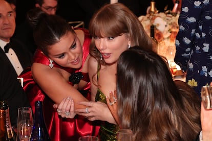 Selena Gomez (izquierda) y Taylor Swift (centro) son amigas desde hace años y aprovecharon la gala de los Globos de Oro para compartir confidencias. Gomez acudía nominada por su serie 'Solo asesinatos en el edificio', mientras que Swift optaba al mejor logro en taquilla por el documental de su gira, 'Taylor Swift: The Eras Tour'. 