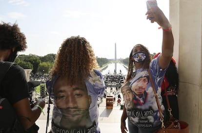 Laurie Bey, cuyo hijo Cameron Lamb fue asesinado a tiros por la policía de Kansas City en 2019, está junto a Merlon Ragland, la tía de Cameron, durante la manifestación.