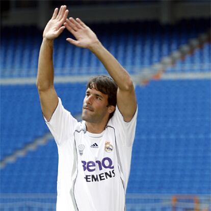 Van Nistelrooy saluda a los aficionados, en su presentación, desde el césped del Bernabéu.