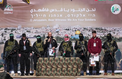 Los tres rehenes liberados este sábado en Jan Yunis, en el sur de Gaza, junto con milicianos de Hamás y de la Yihad Islámica.