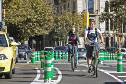 Carril bici de Barcelona, segregado del tráfico de vehículos.