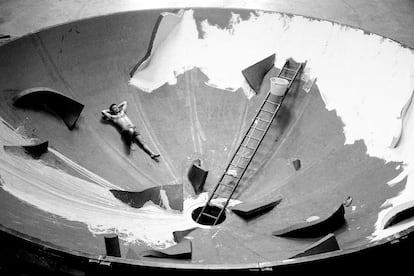 Barcelona, 1986. Un descanso tumbado en la cúpula para el Mercat de les Flors. 
