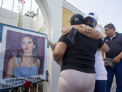 Los padres de la joven y algunas personas allegadas, acudieron a las afueras del Motel Nueva Castilla para realizar una oración por la joven, en julio pasado.