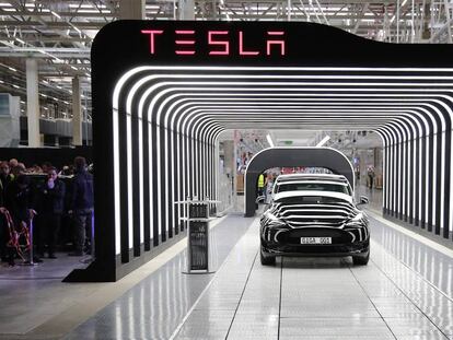 Tesla, segunda empresa de EE UU que más rápido alcanza el billón
de dólares de capitalización bursátil