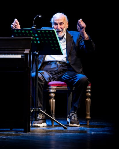 Héctor Alterio, durante la función de 'Una pequeña historia' en el teatro Santo Tomás de Ávila, el pasado mes de febrero.