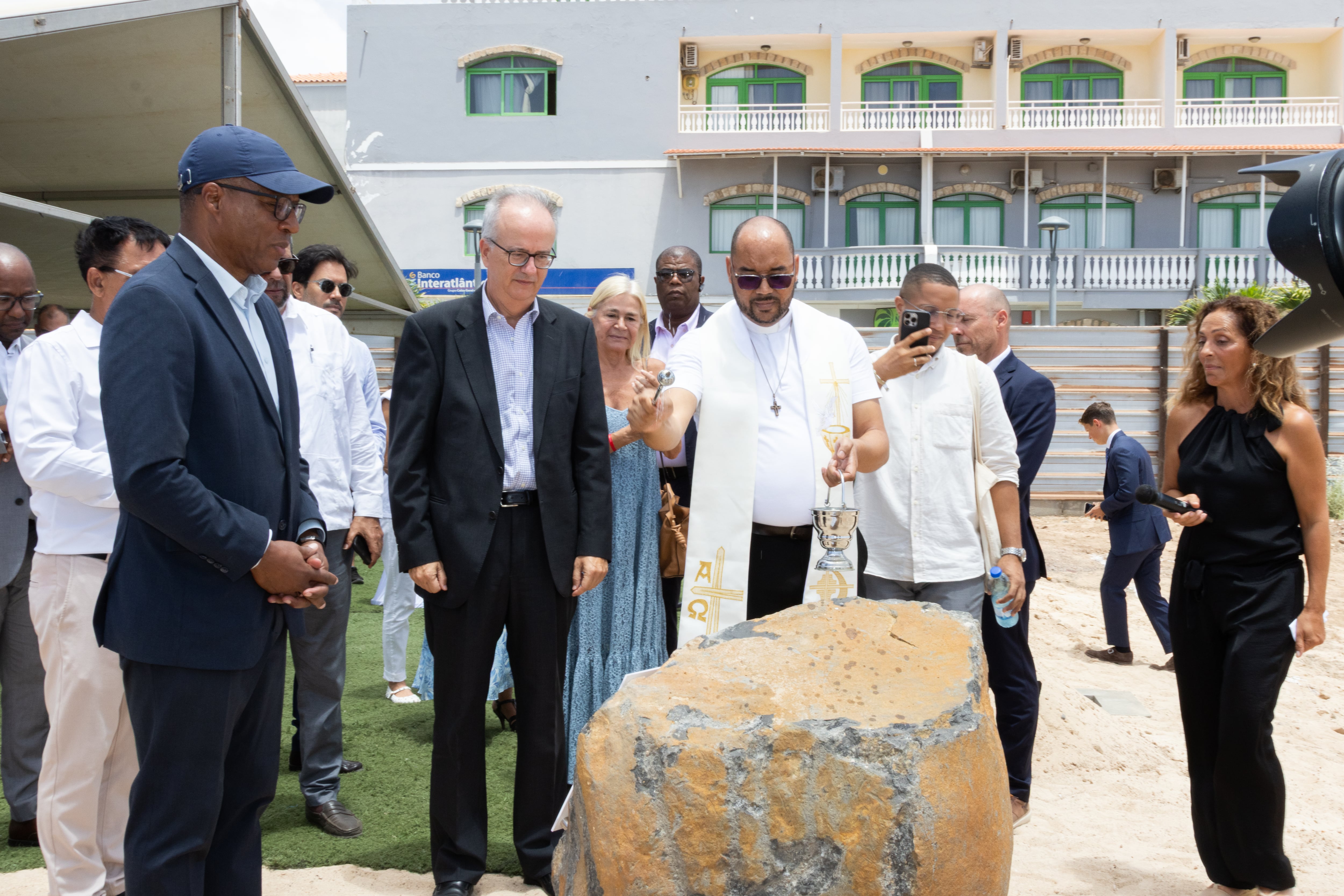 El primer ministro de Cabo Verde, José Ulisses de Pina Correia e Silva, y el copresidente de Barceló, Simón Pedro Barceló, en la colocación de la primera piedra del Royal Hideaway Santa María en la isla de Sal, en una imagen cedida por la compañía.