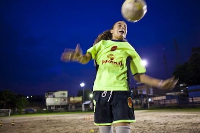 Fernanda treina duas vezes por semana na Favela Vista Alegre. Muitos dos meninos e meninas que vêm aqui vivem em outras favelas distantes e precisam viajar até este campo de futebol na favela Vista Alegre.