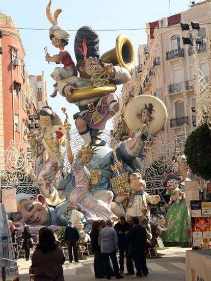 En la falla Sueca-Literato Azorín se han lanzado a la parodia satírica de la fiesta. Un fallero sueña con que todo el universo gira en torno a las Fallas.