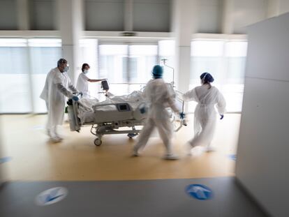 Un equipo de sanitarios trasladan a un enfermo en un hospital de Madrid.