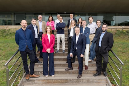 El equipo de Openchip, con Francesc Guim (primero por la izquierda) y Marc Fernández (en el centro, en primer plano), en una imagen cedida por la compañía.