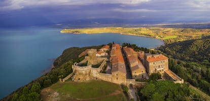 Vista aérea de Populonia y el golfo de Baratti, en la costa de la Toscana (Italia).