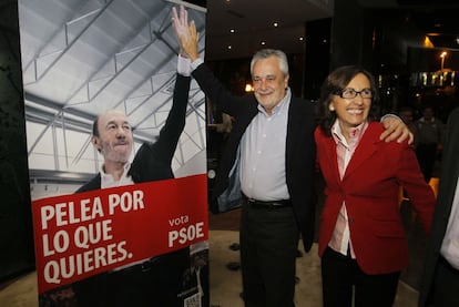 El PSOE lucha por no sufrir una catástrofe electoral en Andalucía y confía en ganar en número de votos en las provincias de Huelva, Jaén y Sevilla. En la imagen, José Antonio Griñán y Rosa Aguilar, durante la apertura de la campaña.