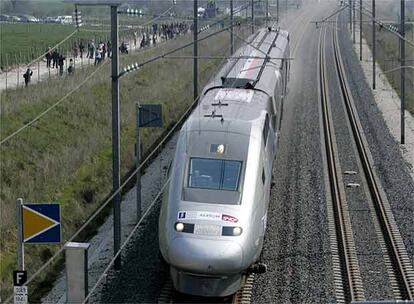 La altsima velocidad provoca que el paso del tren succione el balasto, la base de peque?as piedras sobre las que se asienta la va.