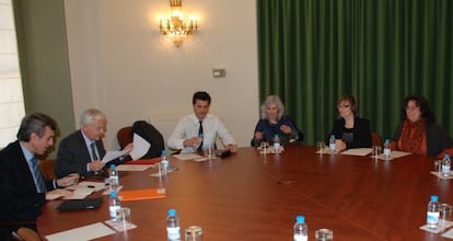 Ferran Mascarell reunido con los miembros de la Academia de cine catal&aacute;n