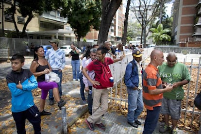 Ciudadanos hacen cola para comprar pan en Caracas el viernes pasado.