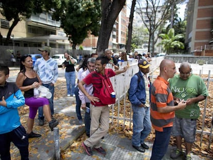 Ciudadanos hacen cola para comprar pan en Caracas el viernes pasado.