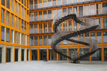 Un viaje sin fin es lo que ofrecen estas escaleras, una obra de arte creada por Olafur Eliasson. Están instaladas en el patio del edifico de oficinas de KPMG en Múnich y, como se puede ver, no llevan más que a sí mismas. Se trata de dos escaleras de caracol que se entrelazan creando un bucle en forma de doble hélice. Las alturas de los escalones son diferentes para equilibrar las curvaturas de la estructura.