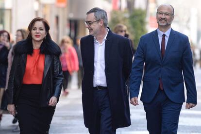 El secretario general de Ciudadanos, José Manuel Villegas (en el centro), junto al líder regional, Luis Fuentes (derecha), y la expresidenta de las Cortes, Silvia Clemente, en Valladolid.