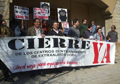 Manifestaci&oacute;n vecinal para pedir el cierre del Centro de Internamiento de Extranjeros (CIE) en Algeciras (C&aacute;diz), el pasado mayo.