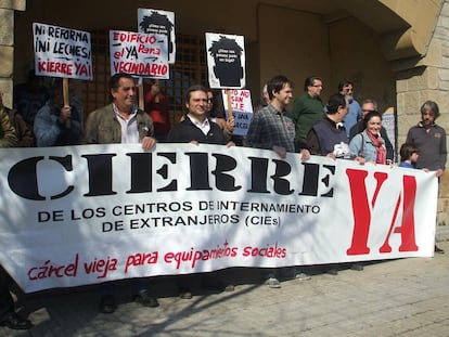 Manifestaci&oacute;n vecinal para pedir el cierre del Centro de Internamiento de Extranjeros (CIE) en Algeciras (C&aacute;diz), el pasado mayo.