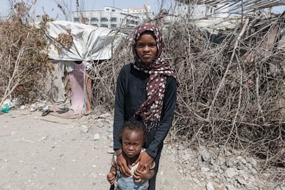 Fatma Saif, una adolescente de Hodeida, en el asentamiento informal de Adén en el que su familia se ha instalado junto a otros desplazados por la guerra civil. 