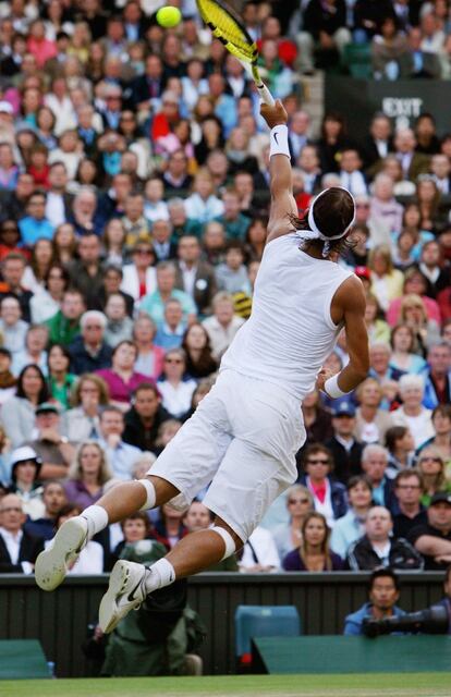 Rafa Nadal en acción durante la final de Wimbledon ante el suizo Roger Federer, el 6 de julio de 2008.