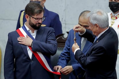 Gabriel Boric recibe la Piocha de O'Higgins de manos del presidente saliente, Sebastián Piñera, durante la ceremonia de investidura en el Congreso de Valparaíso, Chile, el 11 de marzo de 2022.