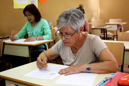 Felicidad Serrano, de 65 años, realiza un examen de Lengua en el CEPA de Tetuán el pasado junio.