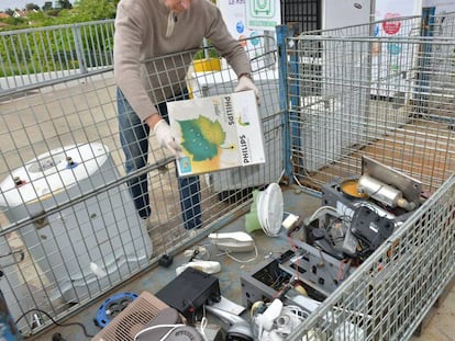 Un operario en Caluire-et-Cuire (Francia) durante una recogida de residuos.