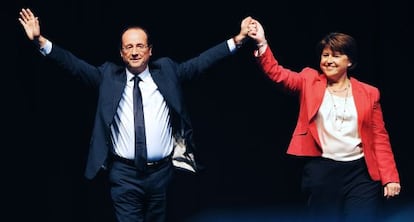 El candidato socialista, Fran&ccedil;ois Hollande, junto a la alcaldesa de Lille, Martine Aubry.