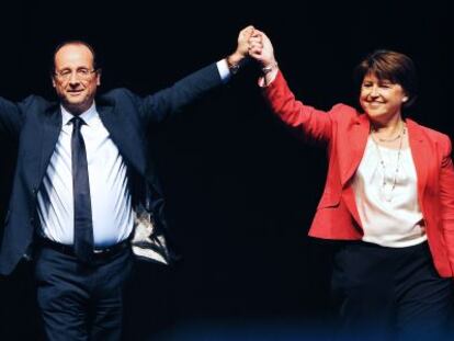 El candidato socialista, Fran&ccedil;ois Hollande, junto a la alcaldesa de Lille, Martine Aubry.