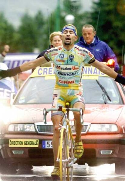 Pantani, tras imponerse en el Galibier.
