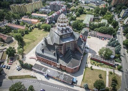 <strong>La puerta del cielo</strong>. Iglesia de la Divina Providencia, en Wroclaw. Llevado por la creatividad, el párroco pidió que en lugar de una de las capillas del templo se construyese un rocódromo para que los feligreses pudiesen escalar hasta el cielo. |