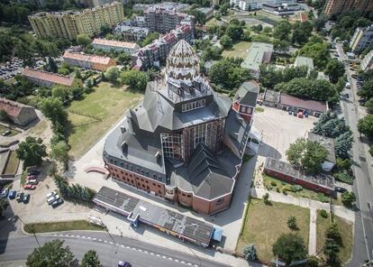 <strong>La puerta del cielo</strong>. Iglesia de la Divina Providencia, en Wroclaw. Llevado por la creatividad, el párroco pidió que en lugar de una de las capillas del templo se construyese un rocódromo para que los feligreses pudiesen escalar hasta el cielo. |