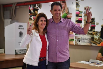 El candidato por el Partido de los Trabajadores (PT), Fernando Haddad, acompañado de su esposa, Ana Estela, antes de votar en un colegio electoral en São Paulo.