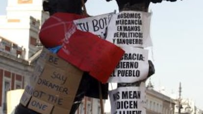 El oso y el madroño de la madrileña Puerta del Sol permanece forrado con carteles con diversos lemas.