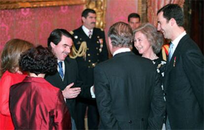 Los Reyes y el Príncipe con José María Aznar y Ana Palacio (de espaldas) ayer en el Palacio Real.