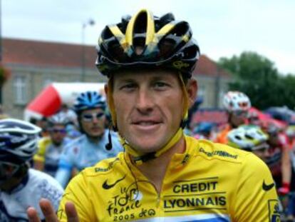 Armstrong hace el gesto de los siete Tours.