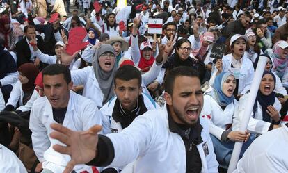 Manifestaci&oacute;n de profesores en pr&aacute;cticas en Casablanca.